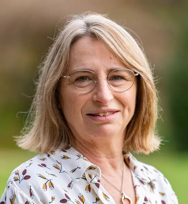 Isabelle PELLOQUIN  